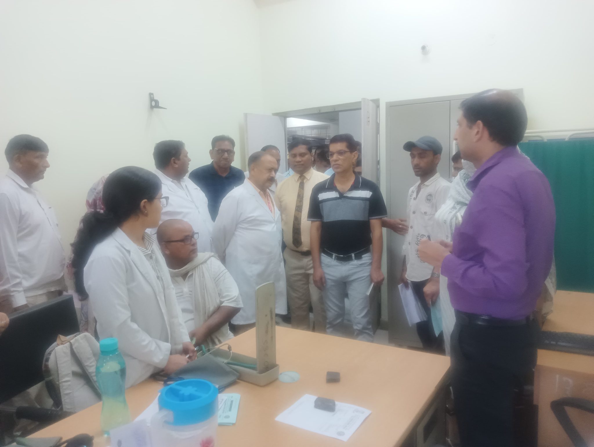 समय पर ड्यूटी पर आए कर्मचारी और चिकित्सक – निदेशक डॉ एस के सिंघल