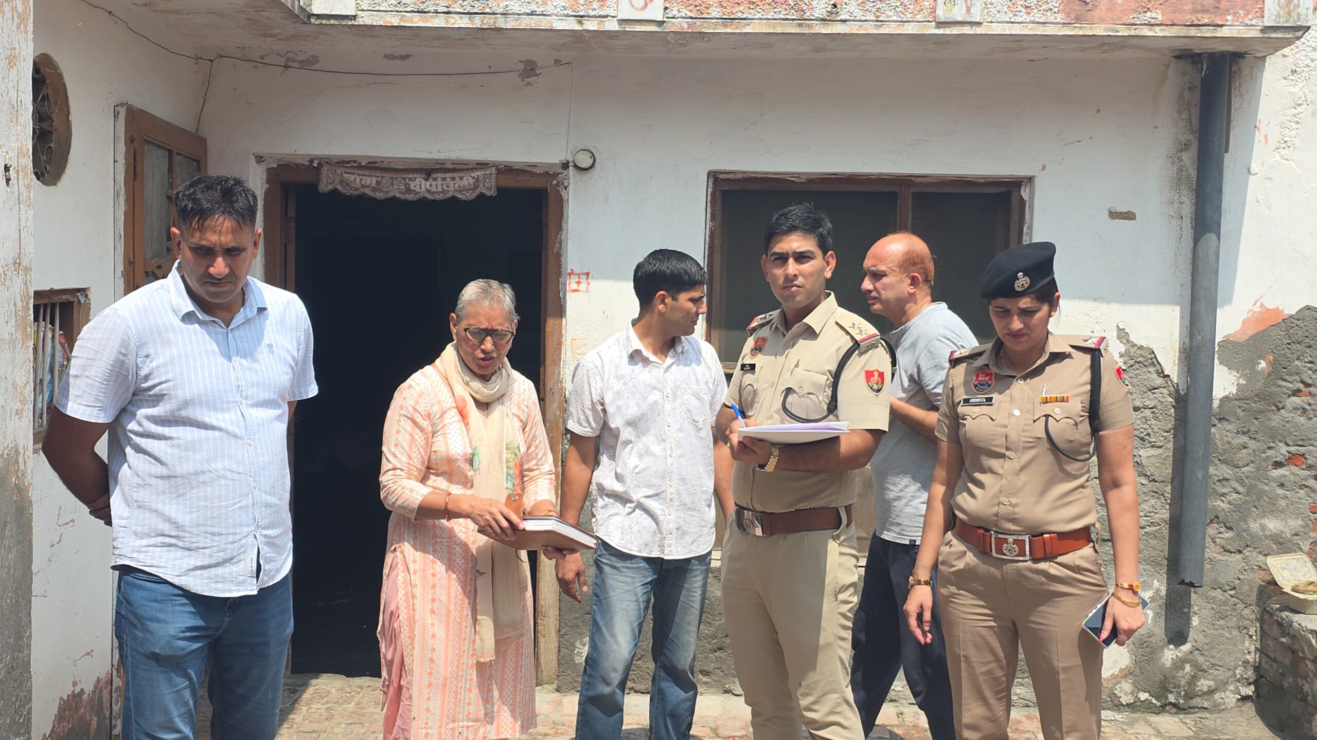 घटनास्थल पर जांच करते हुए पुलिस व FSL की टीम